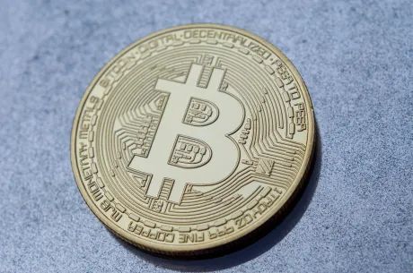 Bitcoin cae hacia $58.000 entre salidas de ETF, opciones y liquidaciones masivas