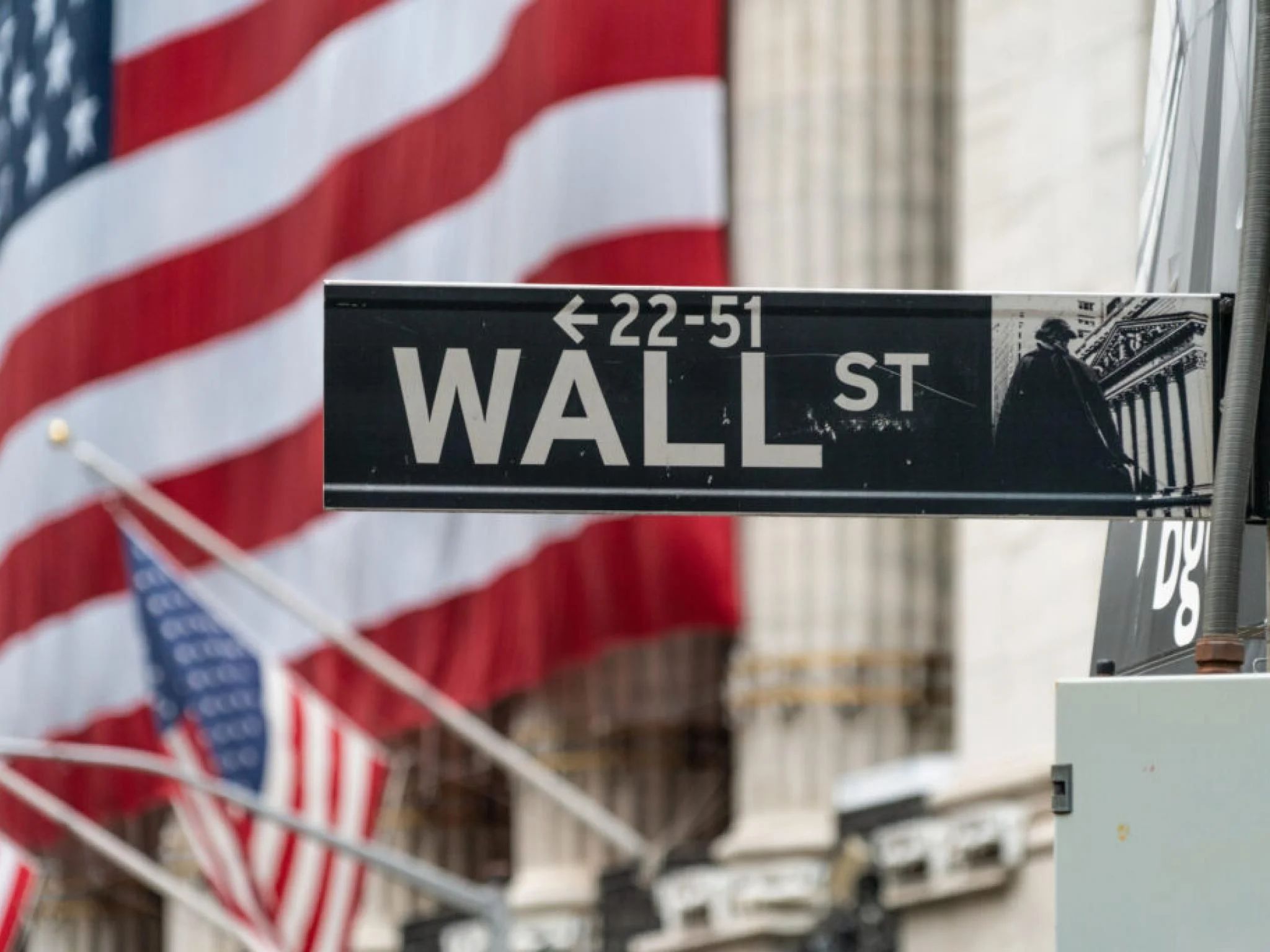 Rally de Wall Street, les petites capitalisations décollent suite aux remarques accommodantes de la Fed : Qu'est-ce qui fait bouger les marchés vendredi ? | Benzinga France