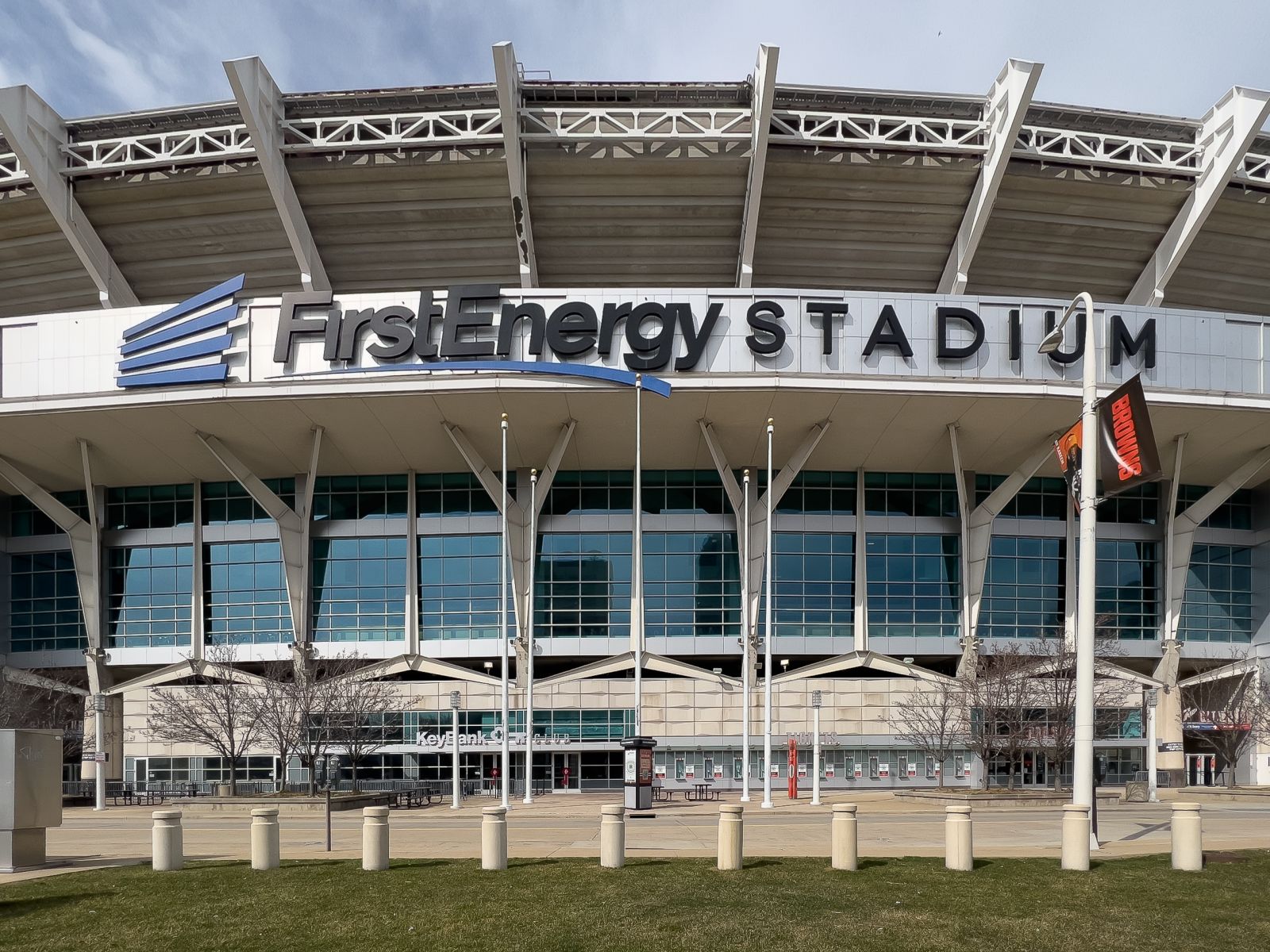 FirstEnergy Stock: Is FE Outperforming the Utility Sector?
