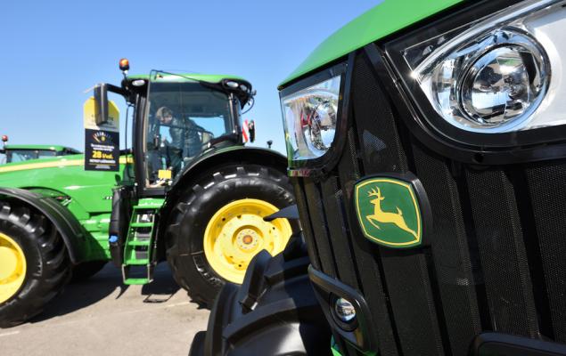 DE Q3 Earnings Beat Estimates on Construction & Turf Strength