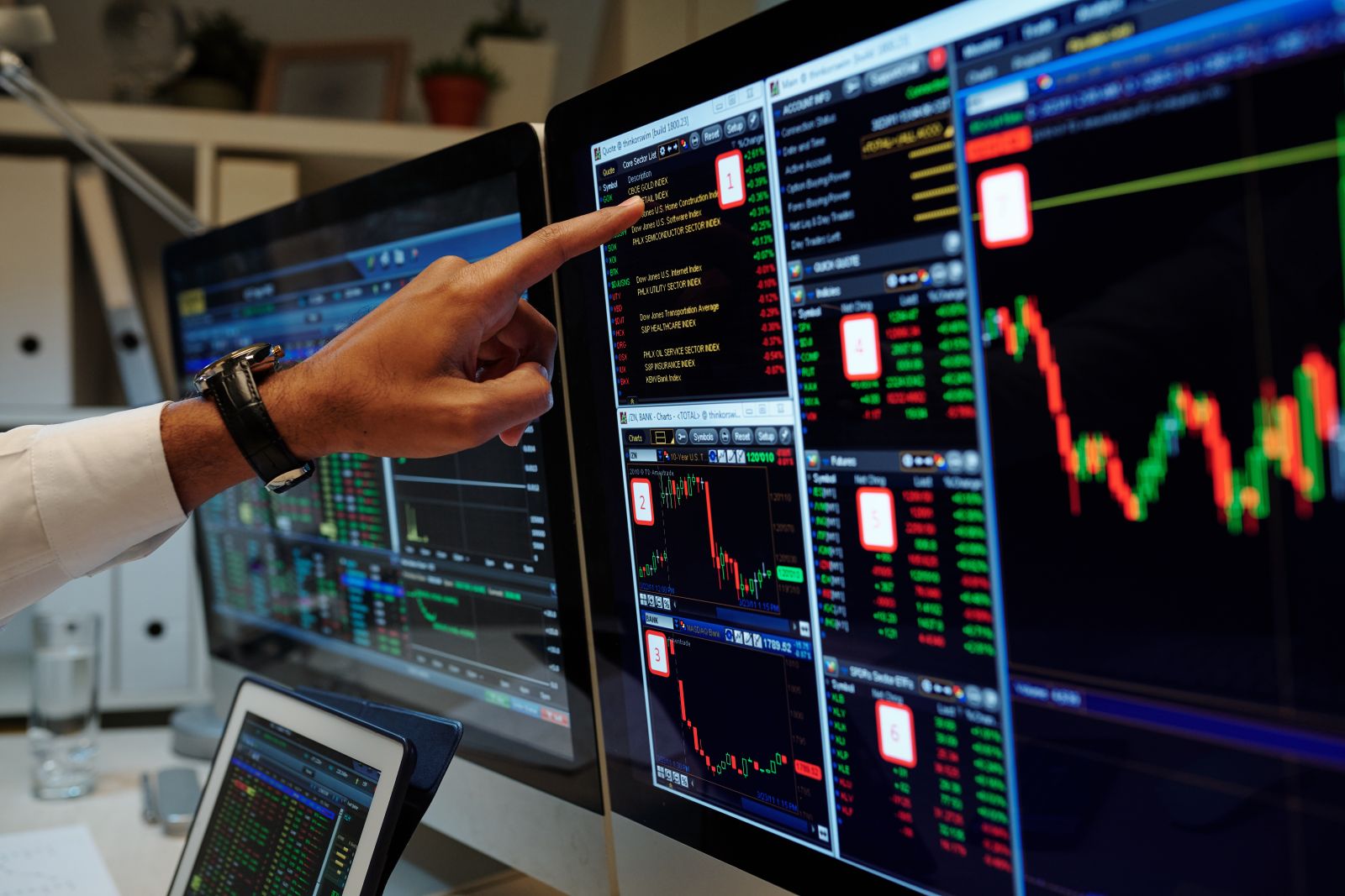 Smart Money Is Still Piling into Tech Stocks. Following It Is a Great Way to Be Caught Holding the Bag.