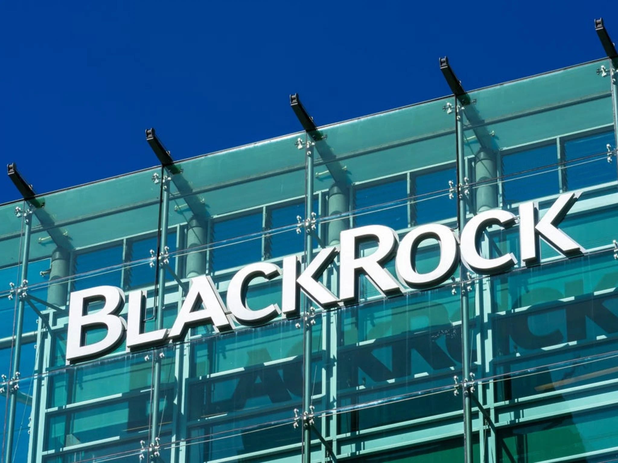 IBIT enflamme la folie des ETF : Comment le fonds BlackRock a transformé le Bitcoin en aimant à investisseurs de 24 milliards de dollars | Benzinga France