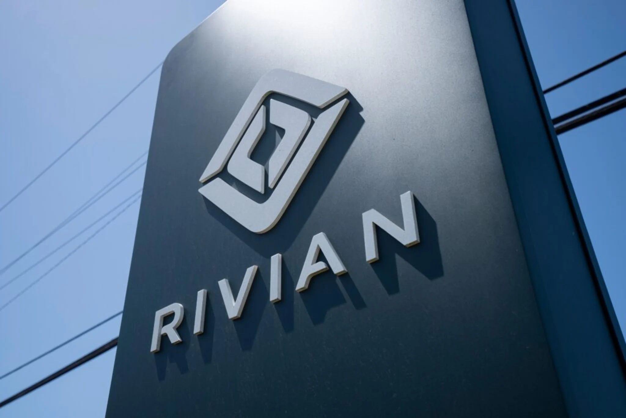 Uber lance le service de robotaxis de Rivian avec un accord de 1,25 milliard de dollars | Benzinga France