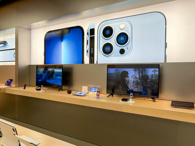 Apple Stock Hits New Record Highs as AI Doubts Begin to Fade
