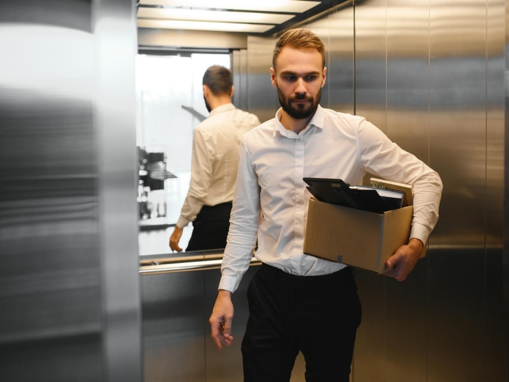 Un économiste de premier plan met en garde les travailleurs de cols blancs confrontés à leur "moment des ouvriers de l'automobile de Detroit" alors que l'IA commence à remplacer les emplois cognitifs | Benzinga France