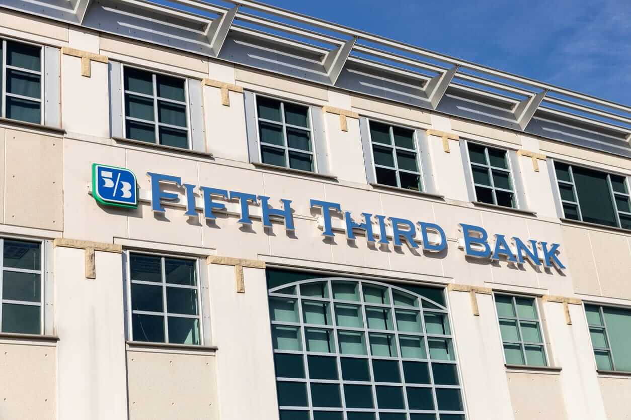 Is Fifth Third Bancorp Stock Outperforming the S&P 500?