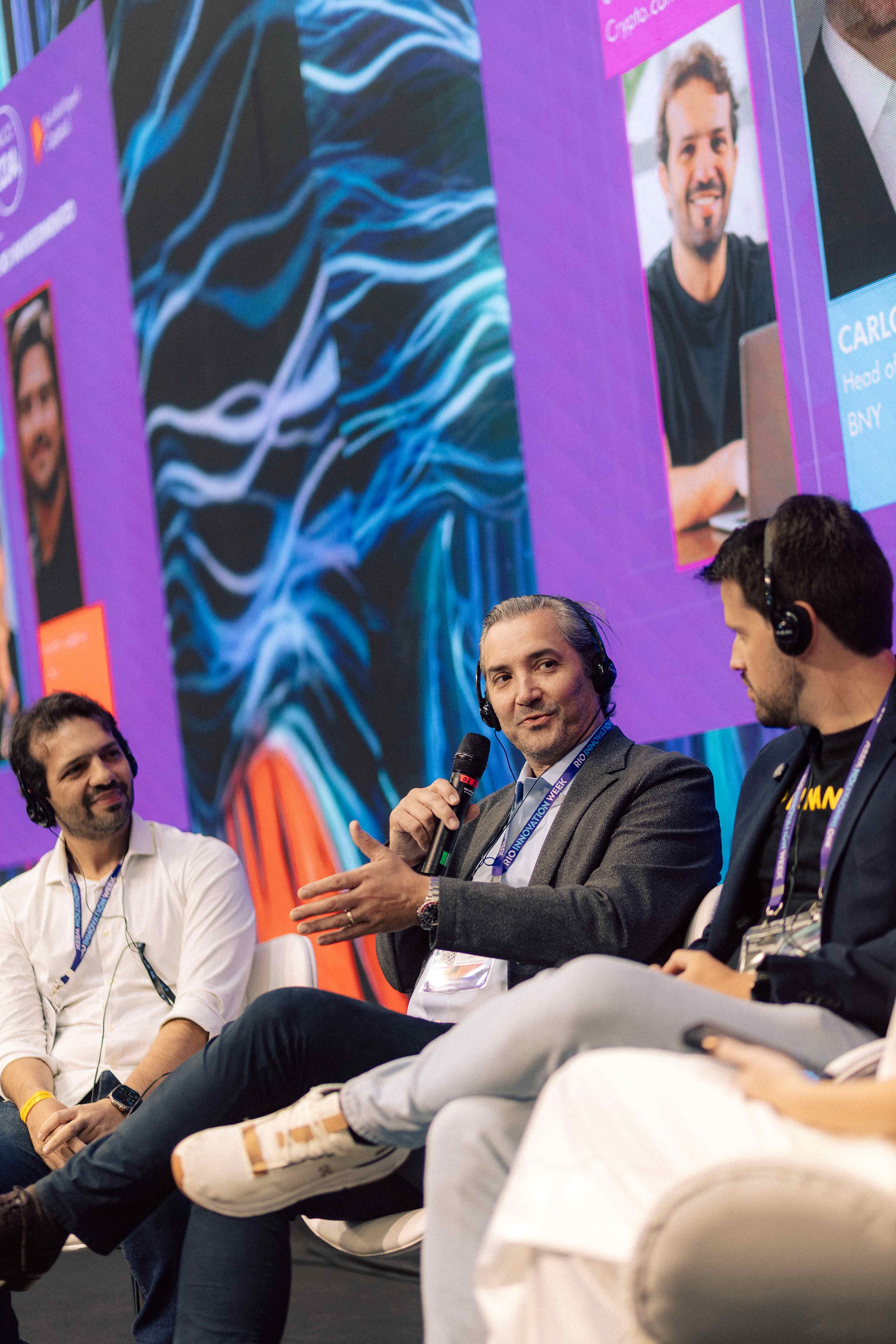 Carlos Xirau BNY en el escenario de BeInCrypto - RIW 2026