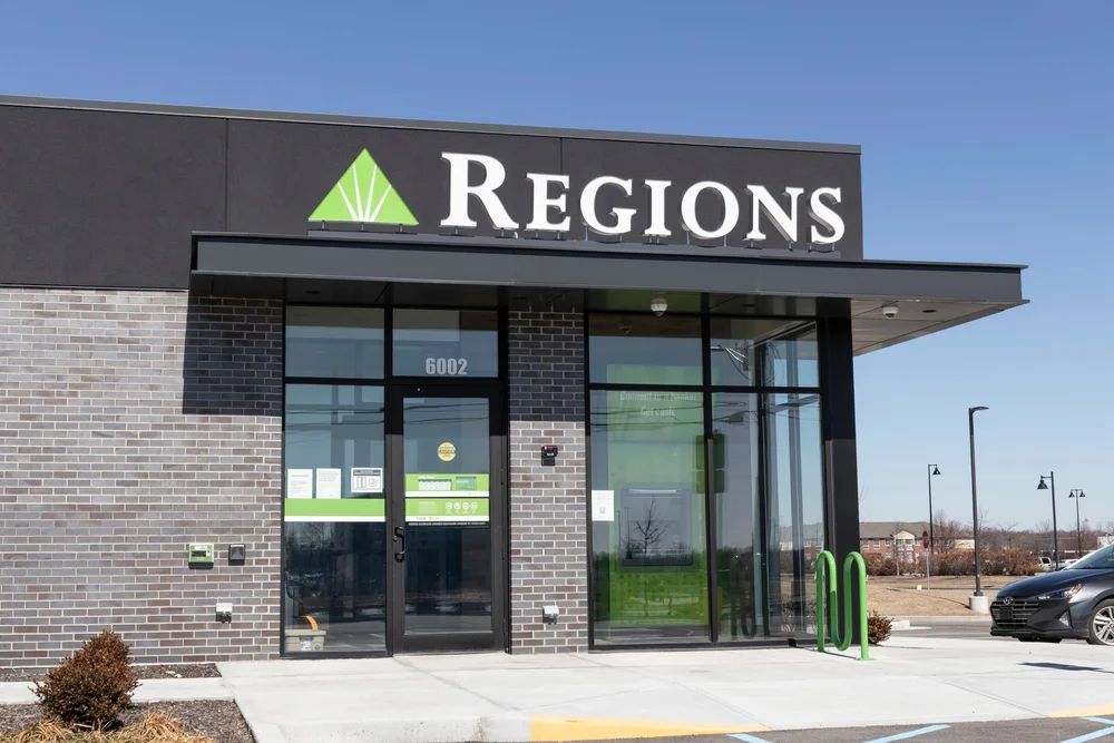 Regional Banks Suffer Worst Drop Since Trump’s Tariff Shock: Here's Why - Customers Bancorp (NYSE:CUBI), Great Southern Bancorp (NASDAQ:GSBC)