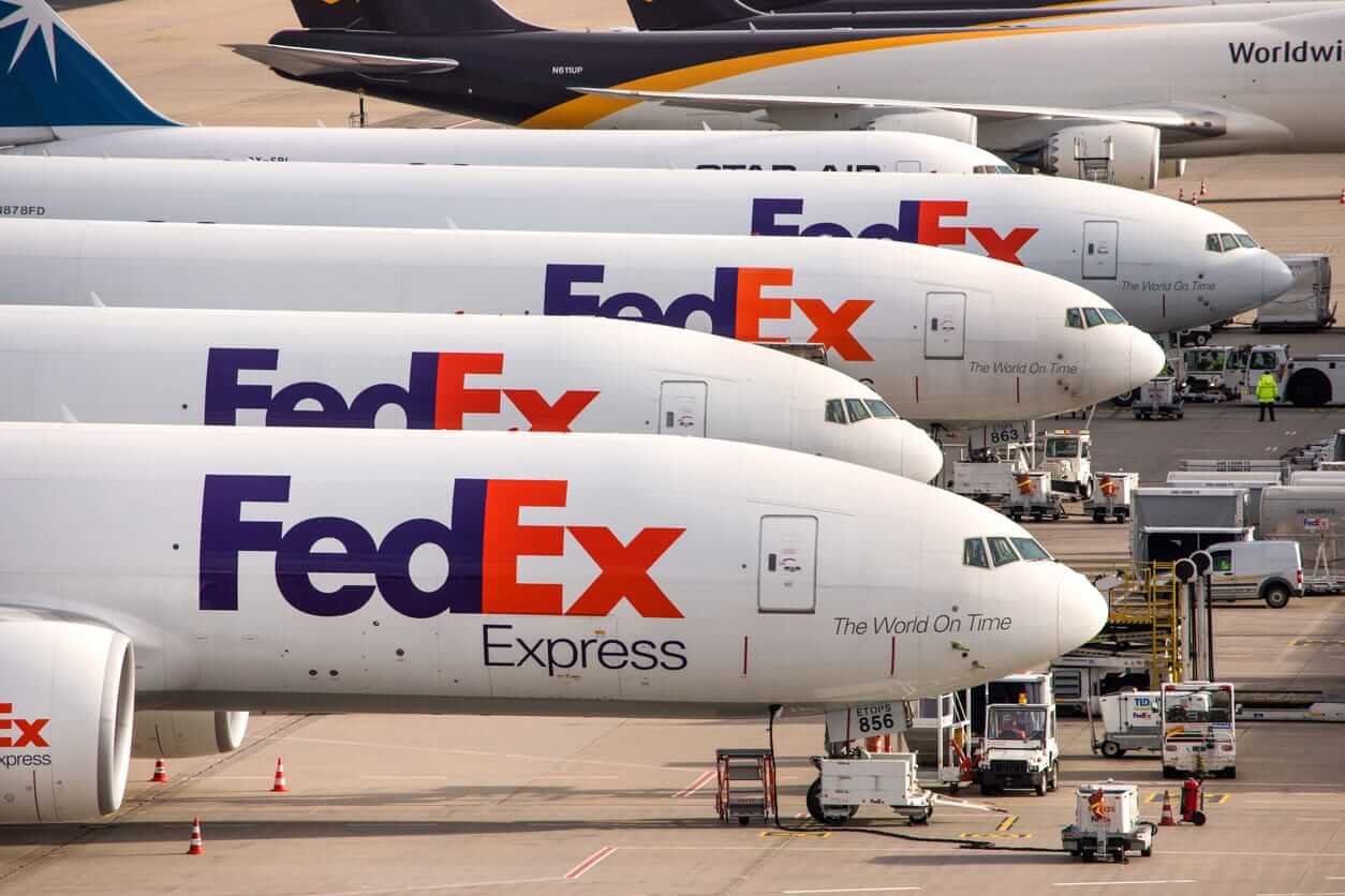 Are Wall Street Analysts Bullish on FedEx Stock?