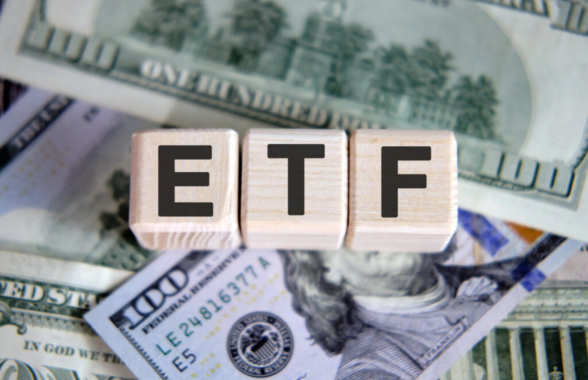 Alors que les paris sur le dollar s'estompent, la couverture atteint un niveau record de 2 ans - les ETF émergent en tant que commerce clé | Benzinga France