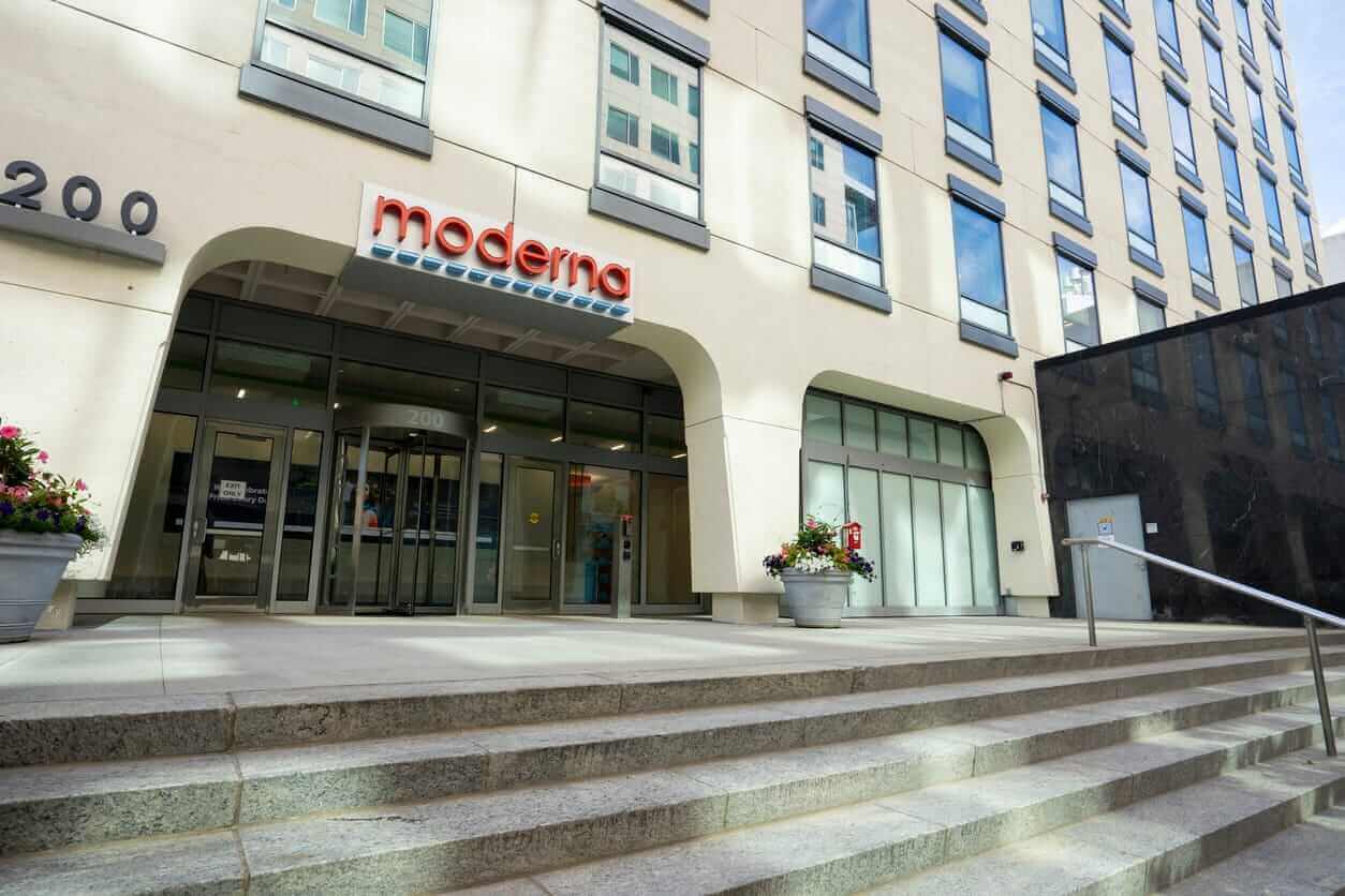 Are Wall Street Analysts Predicting Moderna Stock Will Climb or Sink?