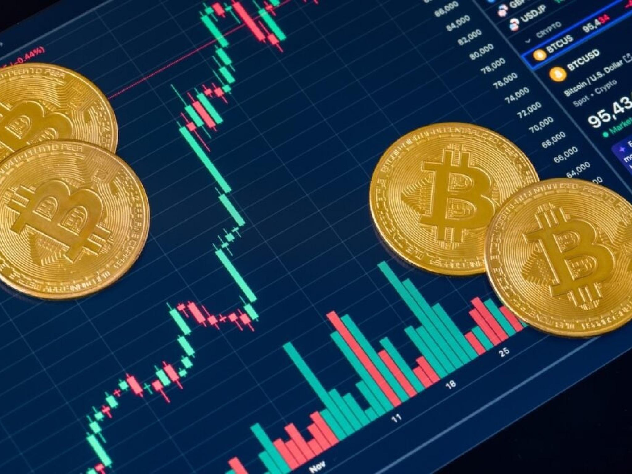 Bitcoin se stabilise à 116 000 $ tandis que XRP et Dogecoin progressent vers le haut | Benzinga France
