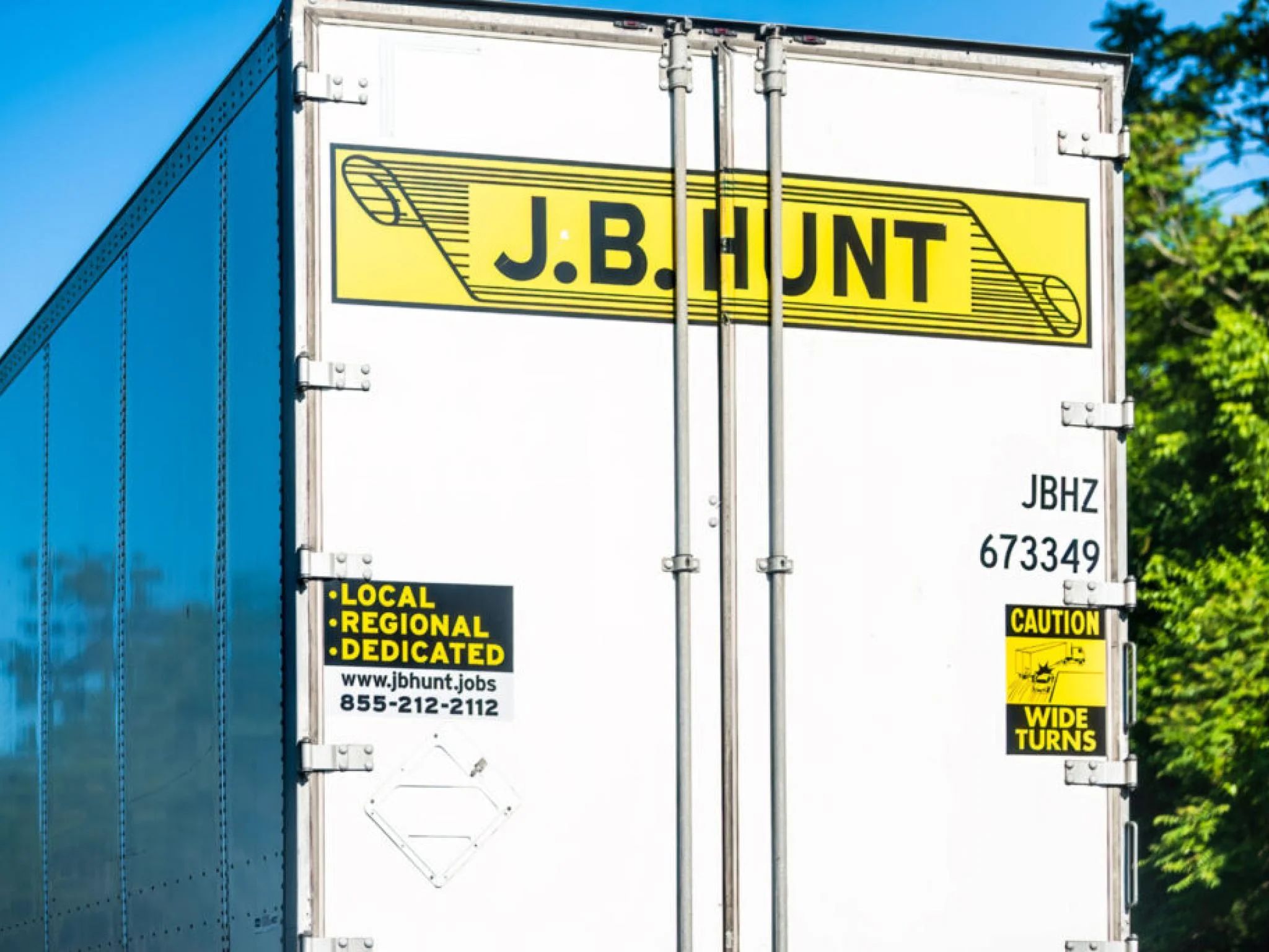 J.B.ハントトランスポートの株価が13%上昇している理由；プレマーケットで動いている20銘柄